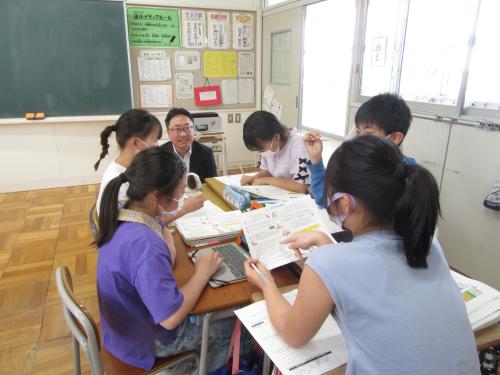 小松市立蓮代寺小学校で行われた財政教育プログラムで児童たちが予算案を作成する様子