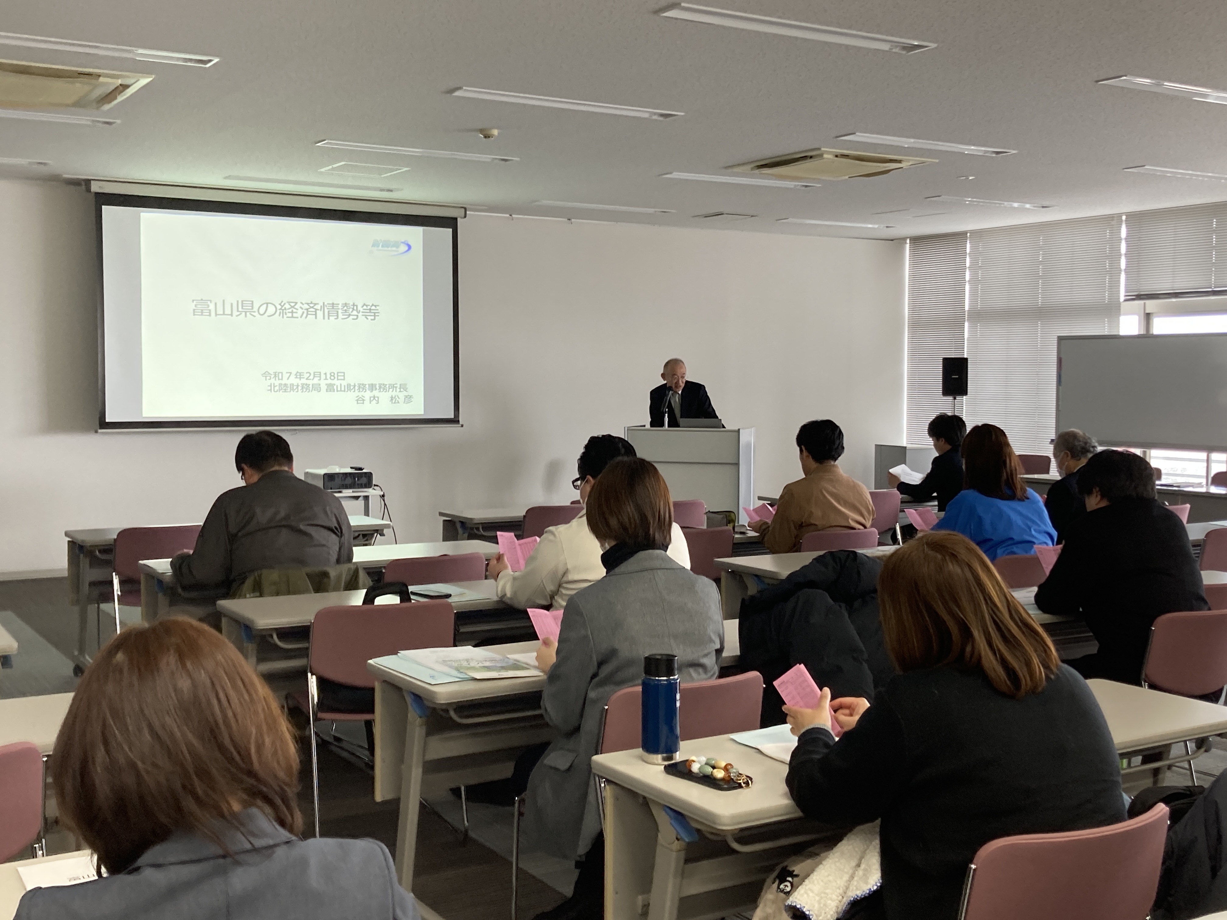 出前講座において、当局職員が講師となり、登壇している様子
