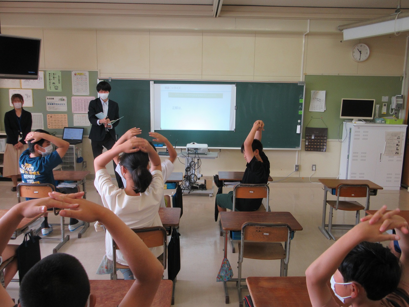 講師と生徒がマルバツクイズをしている写真