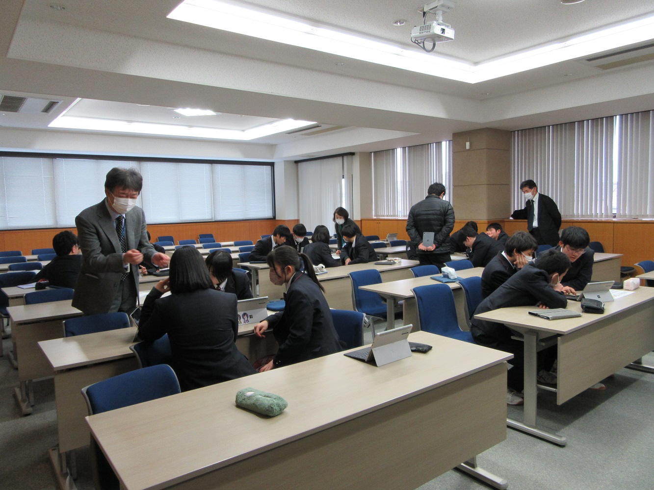 予算シュミレーションツールを活用し富山県の予算づくりにグループで取り組む生徒