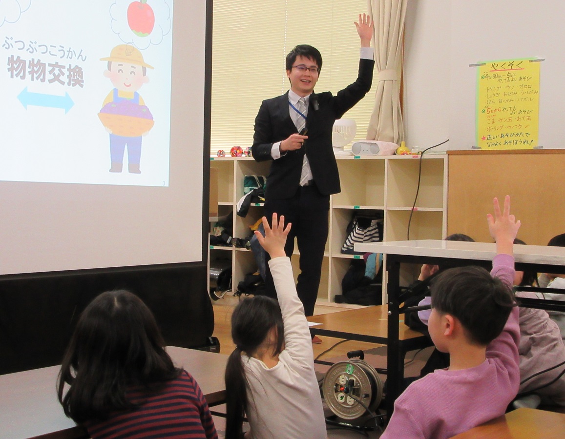 講師の物々交換を知っていますかとの質問に対して児童が手を挙げている写真