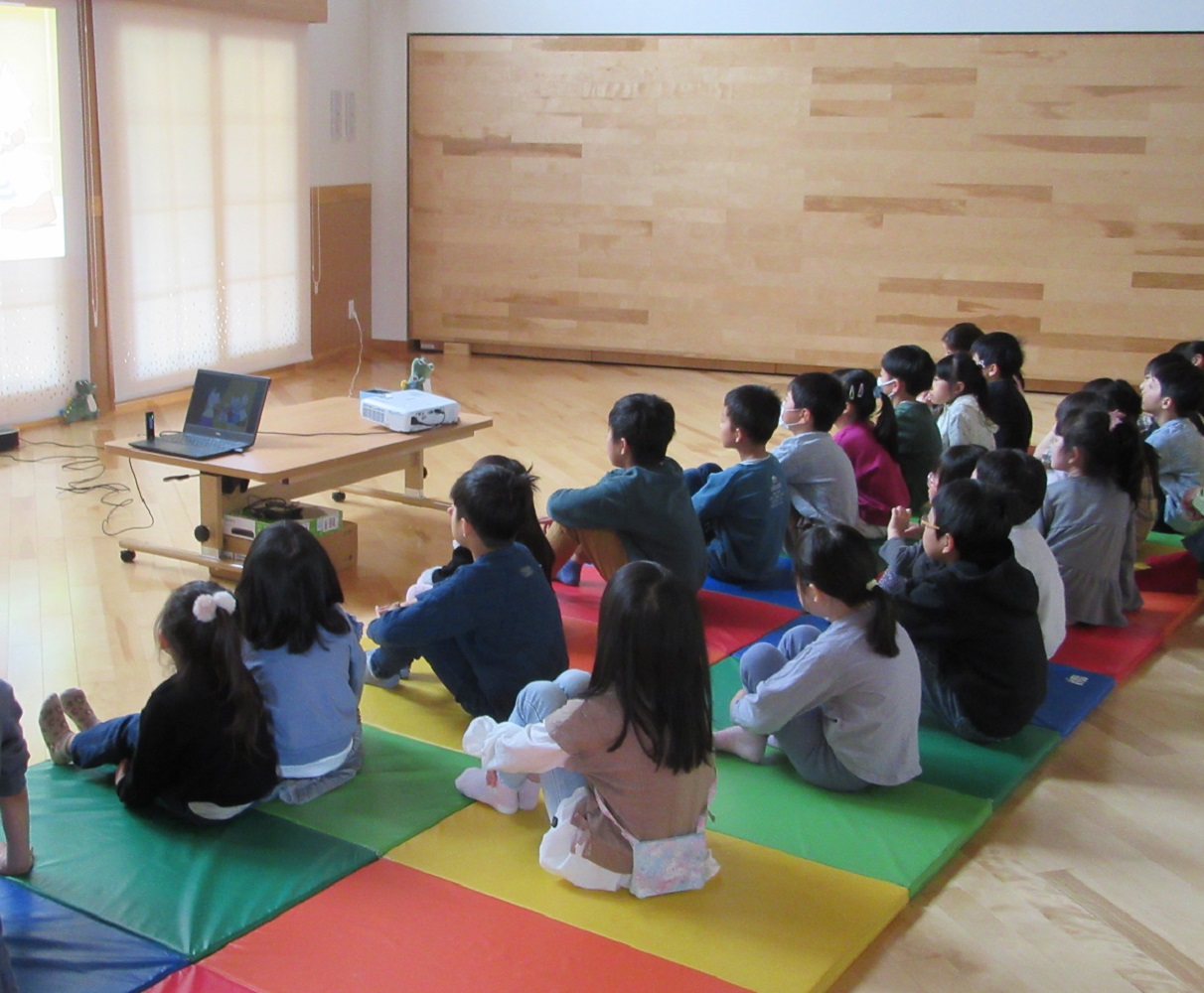 児童24人全員でホシガリ姫の冒険を視聴している写真