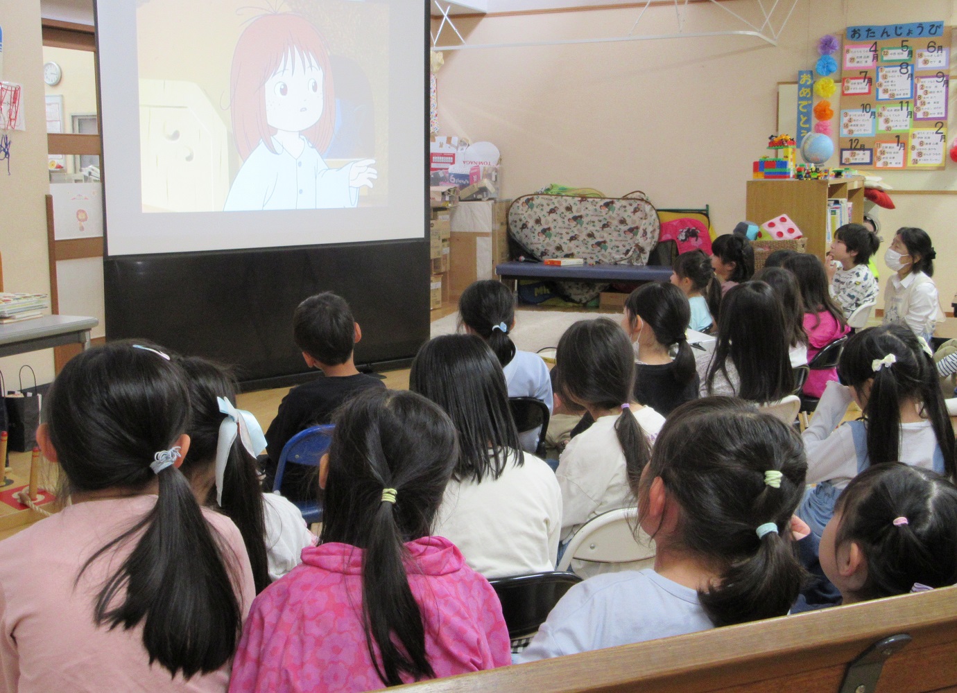 ホシガリ姫の冒険を視聴する児童の写真