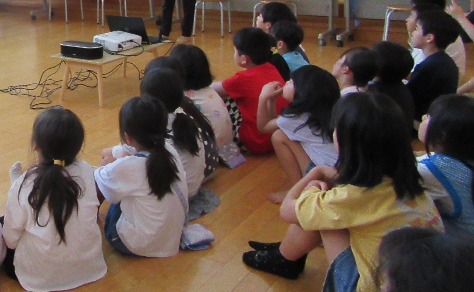 児童が金融広報中央委員会作成の動画ホシガリ姫の冒険の視聴をしている写真