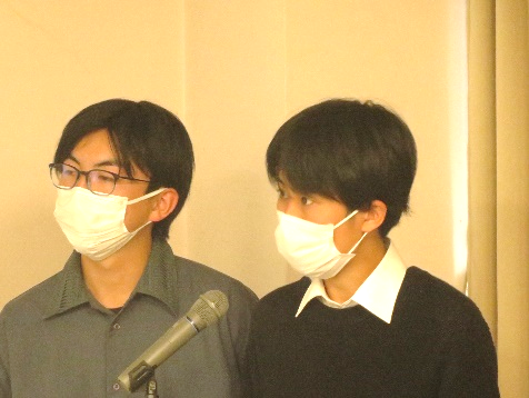 千葉大学環境ISO学生委員会の根本様及び戸井田様が講演される様子