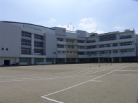 足立区立千寿桜堤中学校の外観と校庭の様子