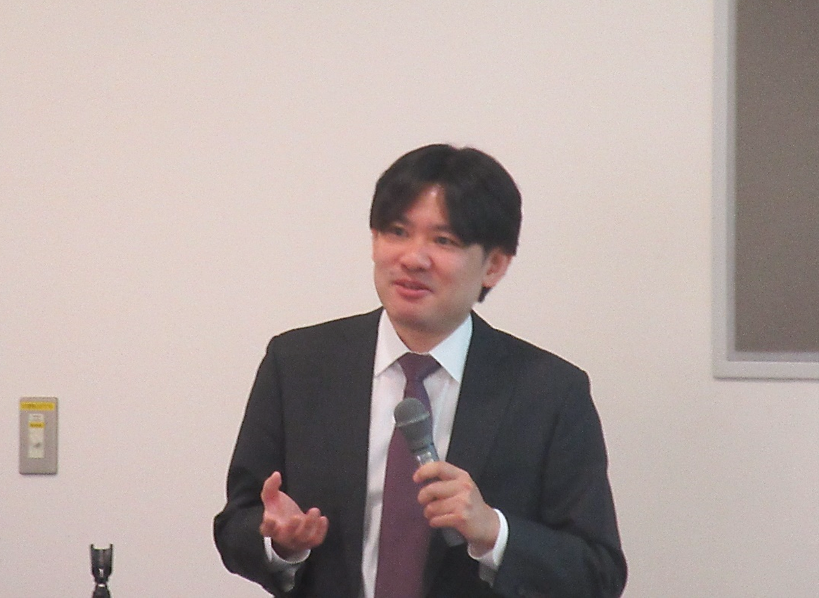 自動車産業が直面する諸問題について講演を行う木下氏の画像