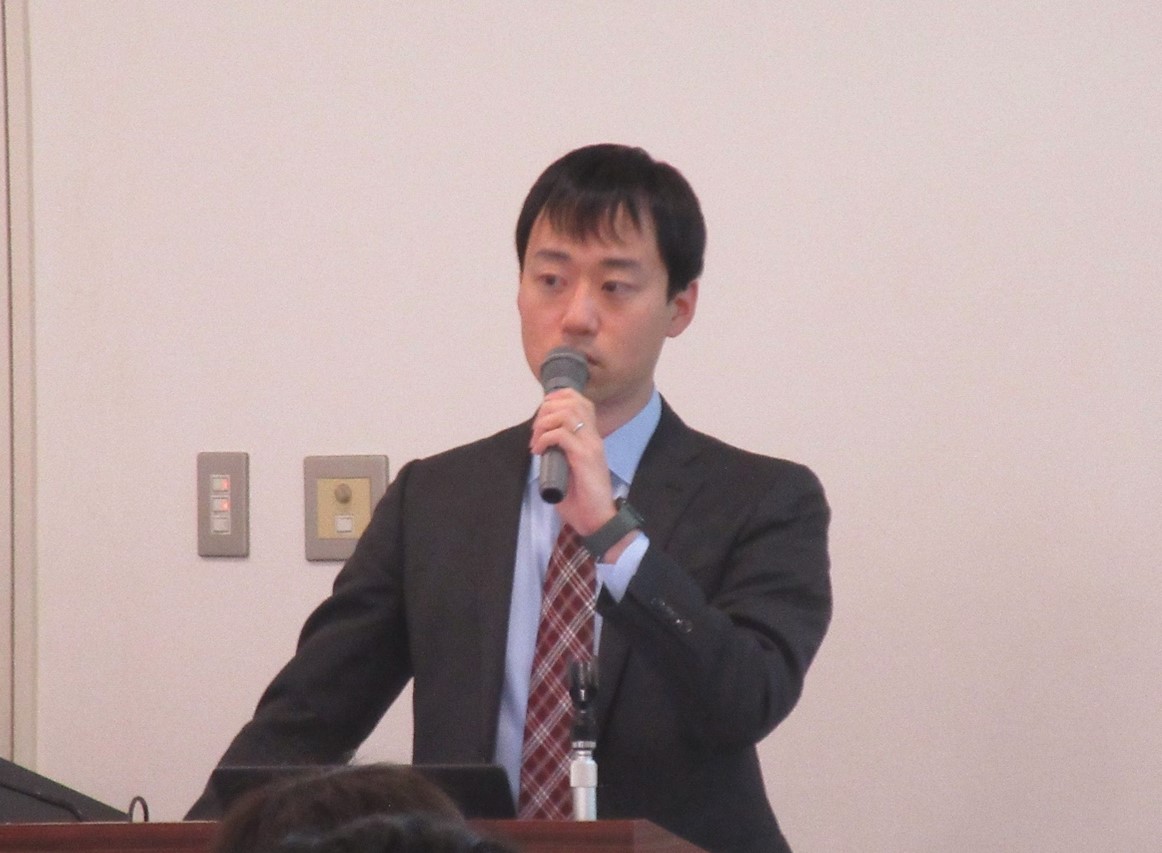 サプライヤー支援に向けた国の取り組みについて講演を行う小曽根氏の画像