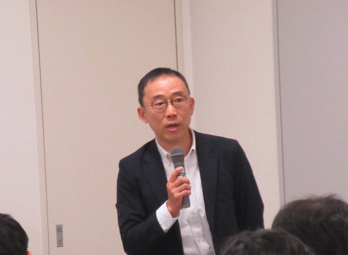 勉強会の閉会挨拶をする飯塚氏の画像