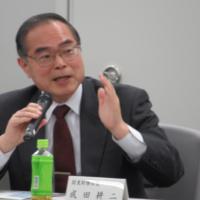 参加者と意見交換をしている成田関東財務局長の写真