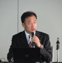 講演を行っている埼玉県山井温暖化対策課長の写真