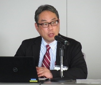 講演を行っている埼玉県神野産業支援課長の写真