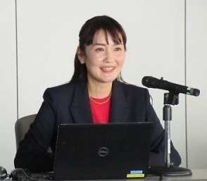 講演を行っている松本興産株式会社松本取締役の写真
