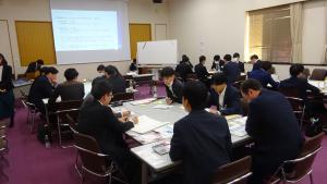 グループで話し合う様子