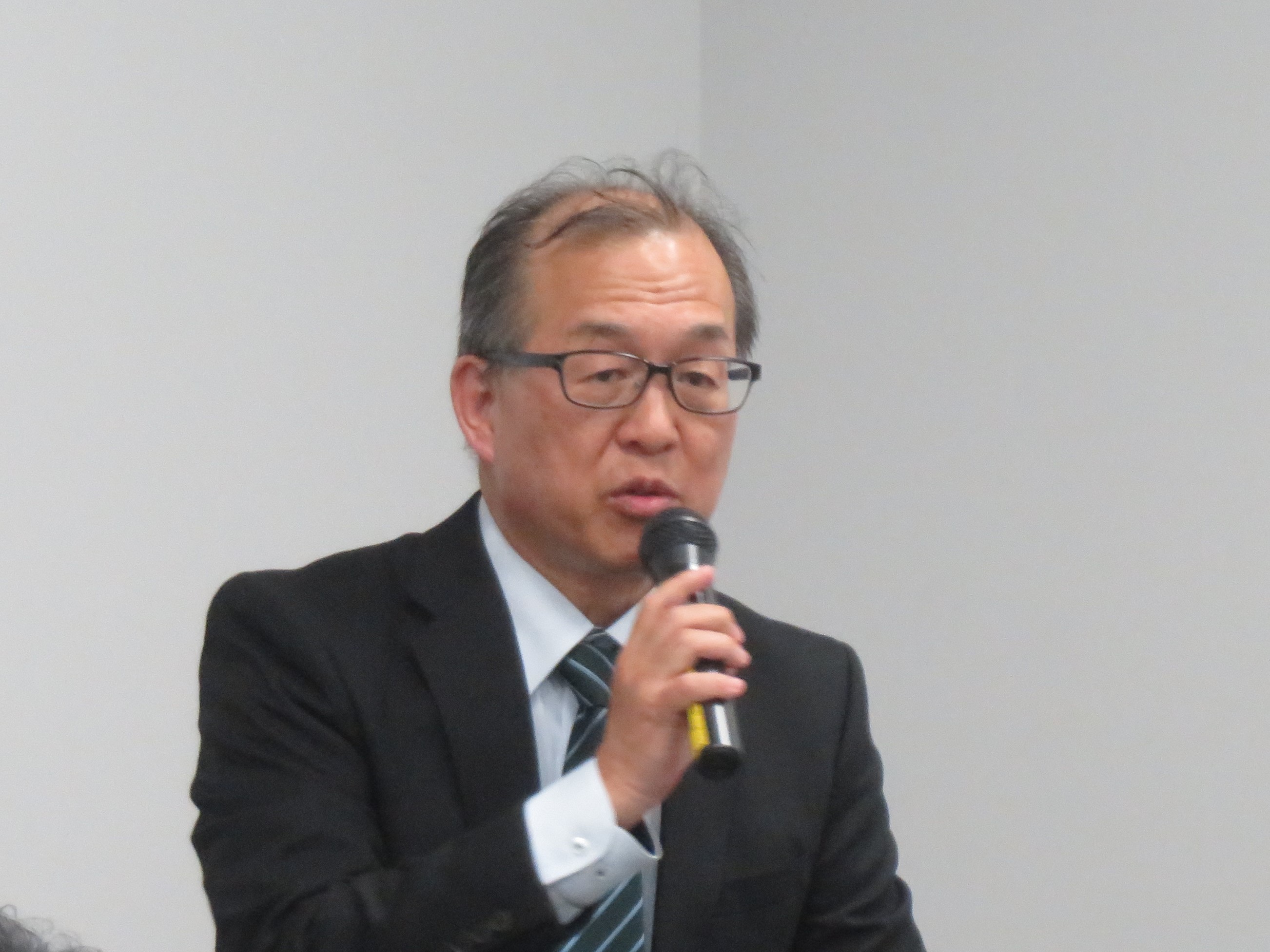 労働局の人材不足対策等について講演する日向氏