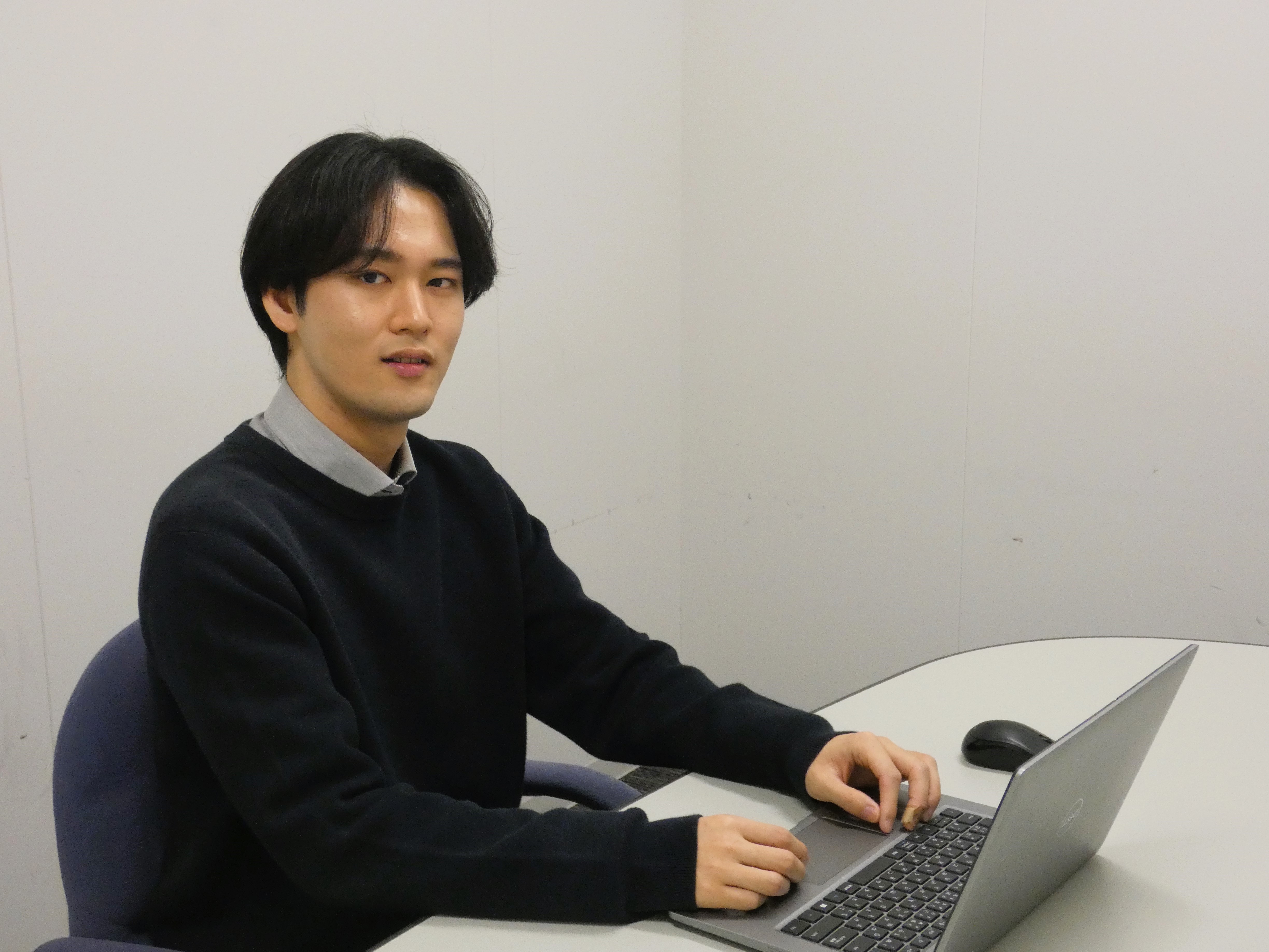 執務室内での撮影写真（前橋財務事務所理財課職員）