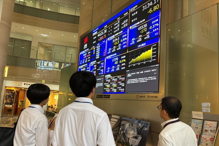 大阪取引所を見学する学生の様子