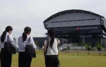 売却地の現地調査に参加する学生の様子