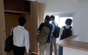 公務員宿舎の現地調査に参加する学生の様子