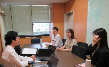 若手職員と座談会をする学生の様子