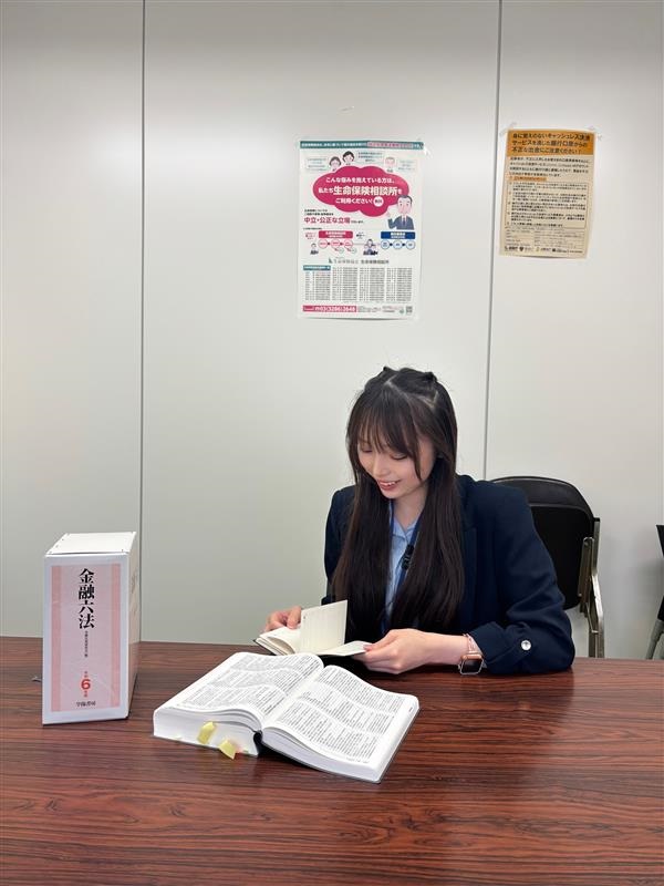 書類を読む女性職員の様子