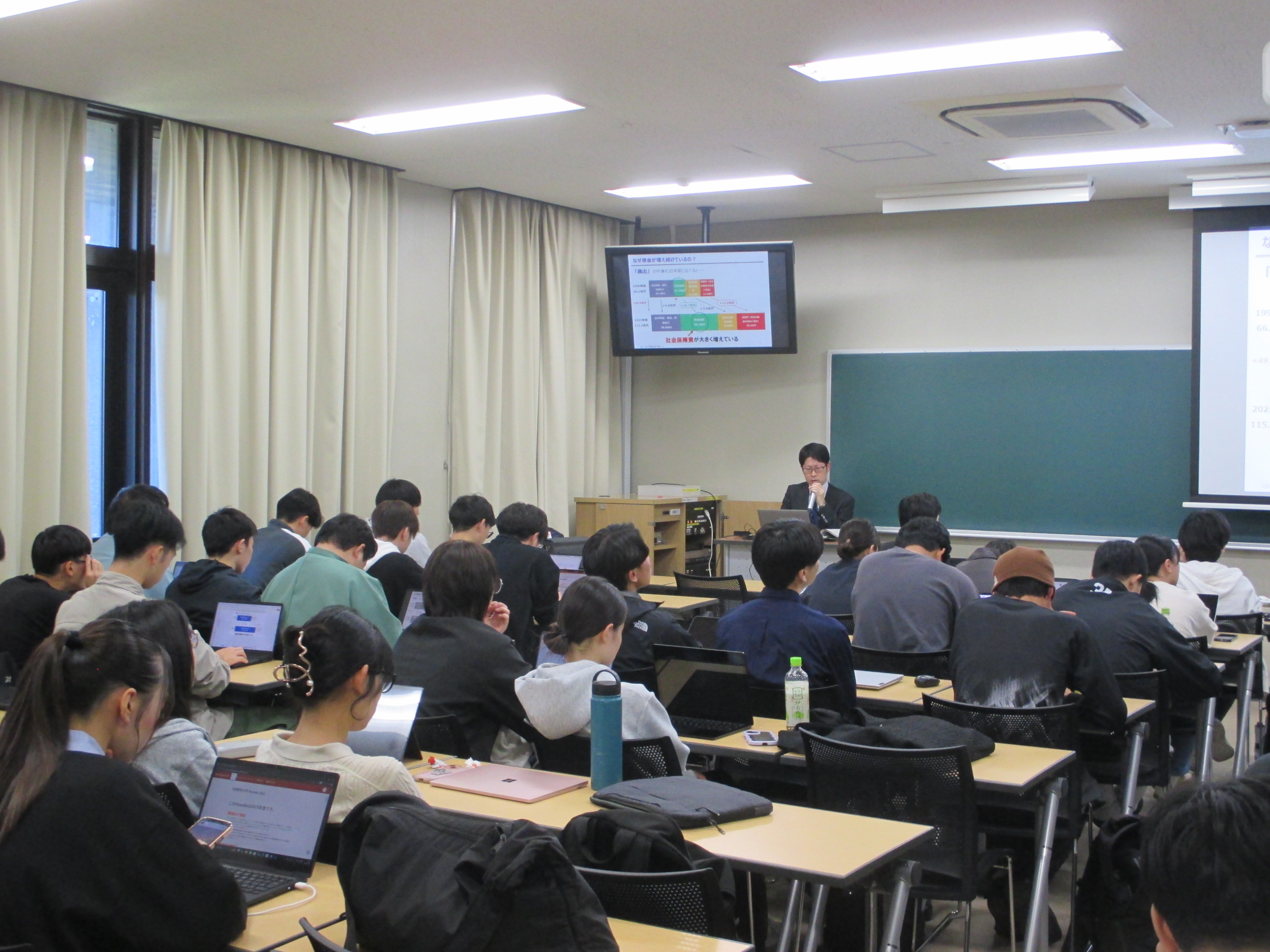 大学で財政教育プログラムの講義を行う様子