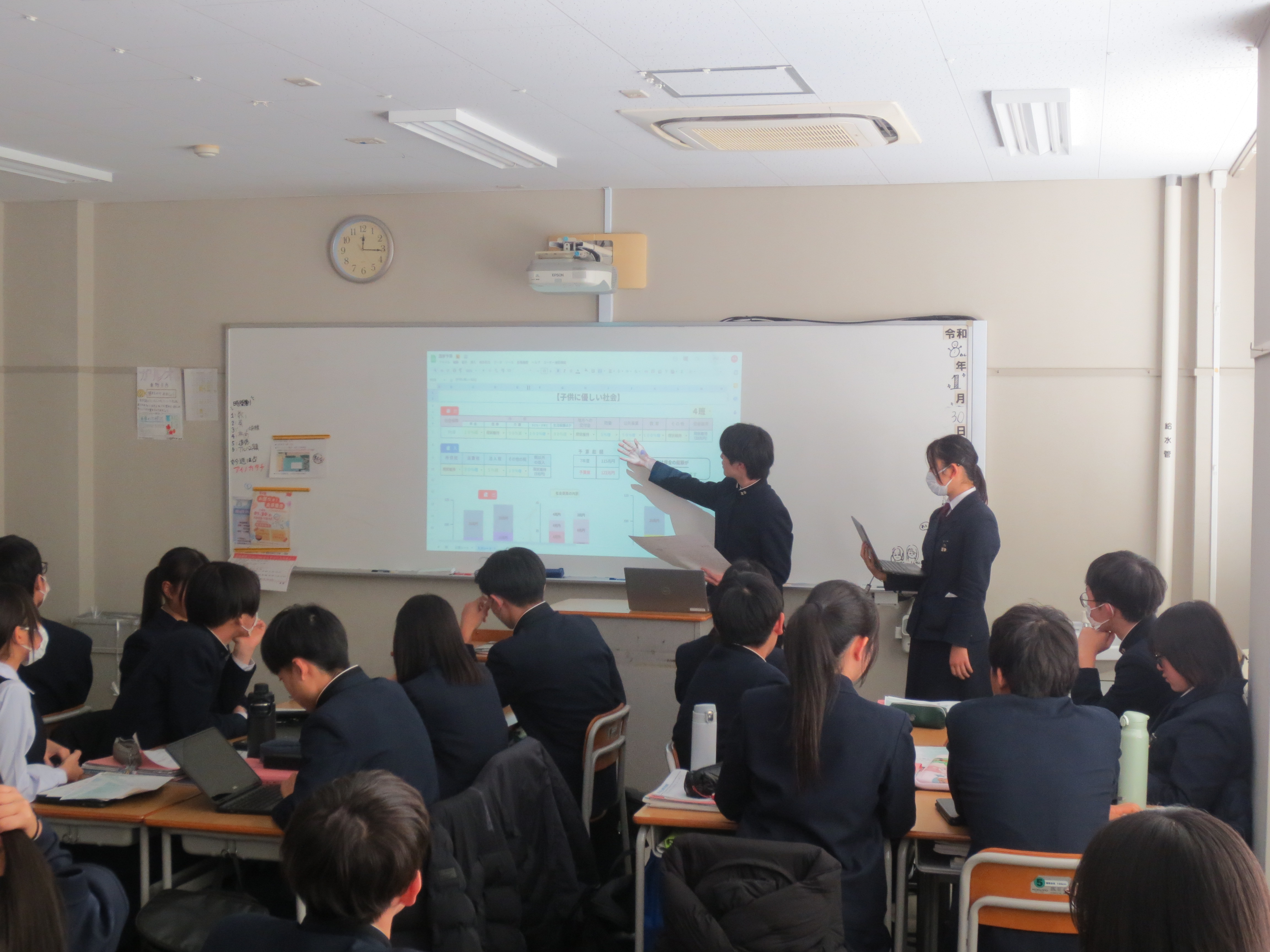 生徒がグループワークでの結果を発表している