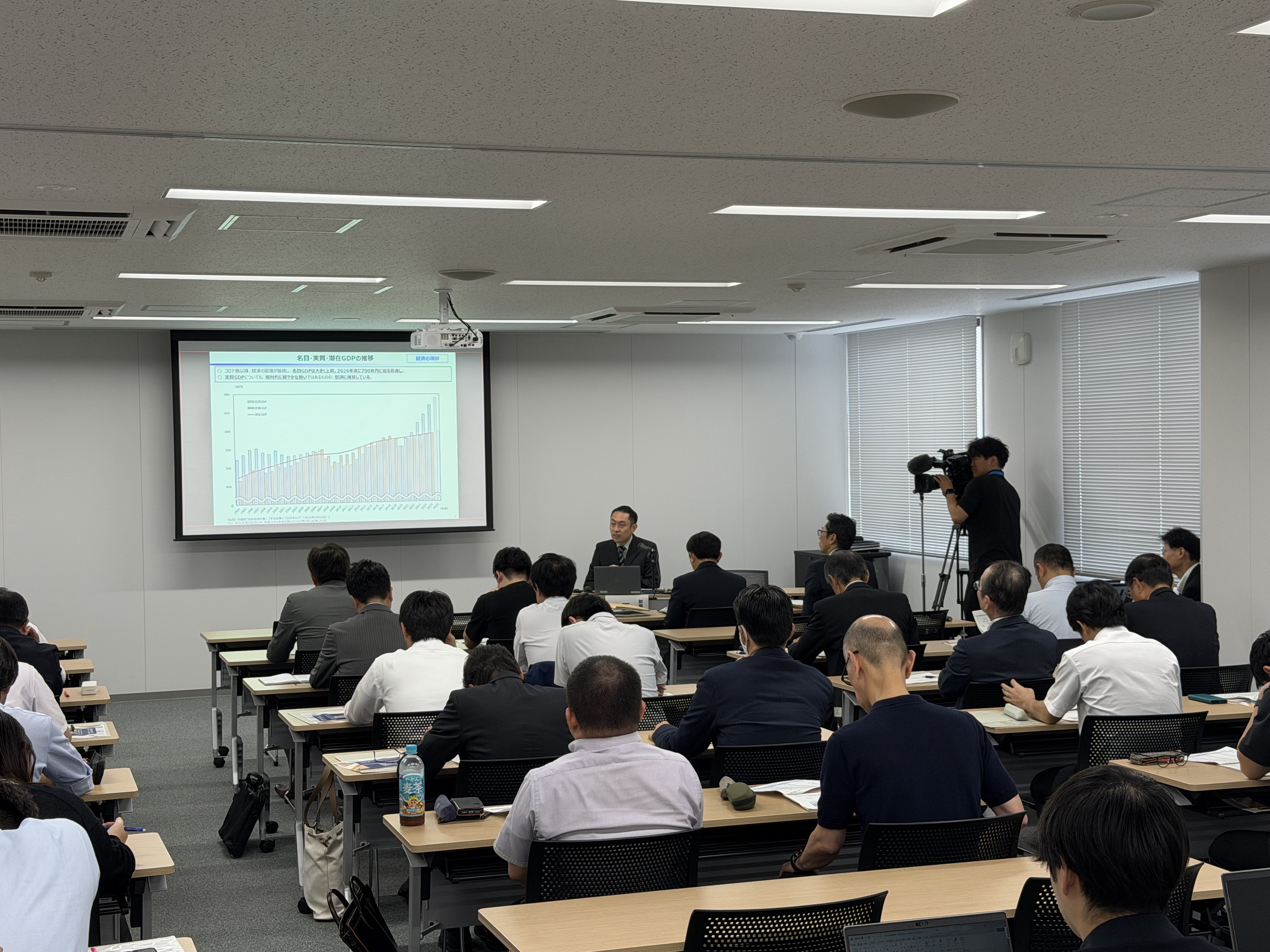 財政講演会の模様１枚目