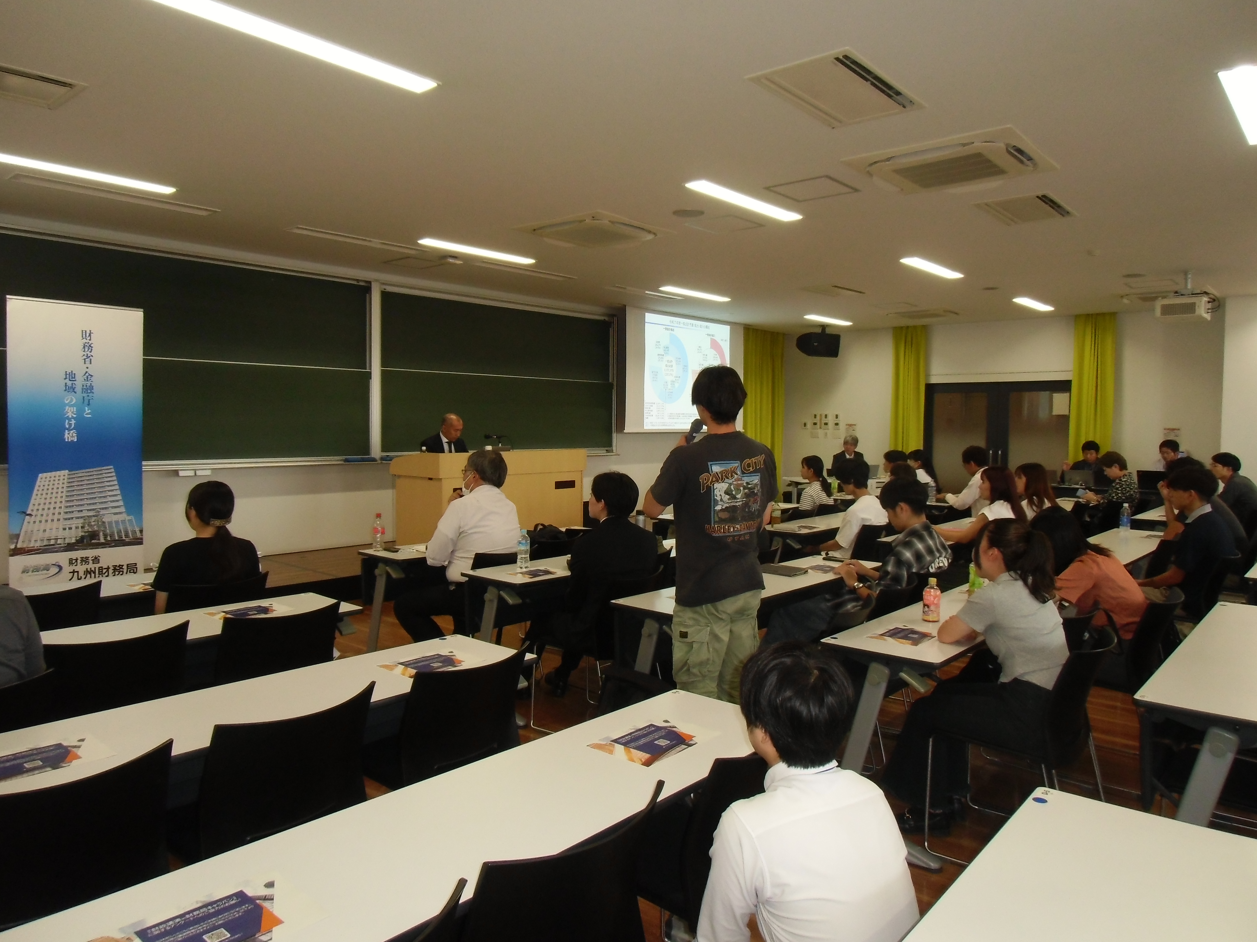 参加者が質問する様子