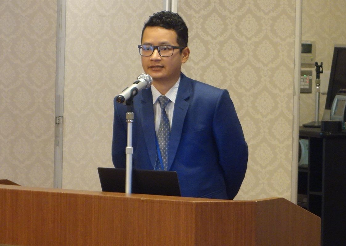 講演をする株式会社オーイーシーのGurung Himal（グルン ヒマル） 氏の様子