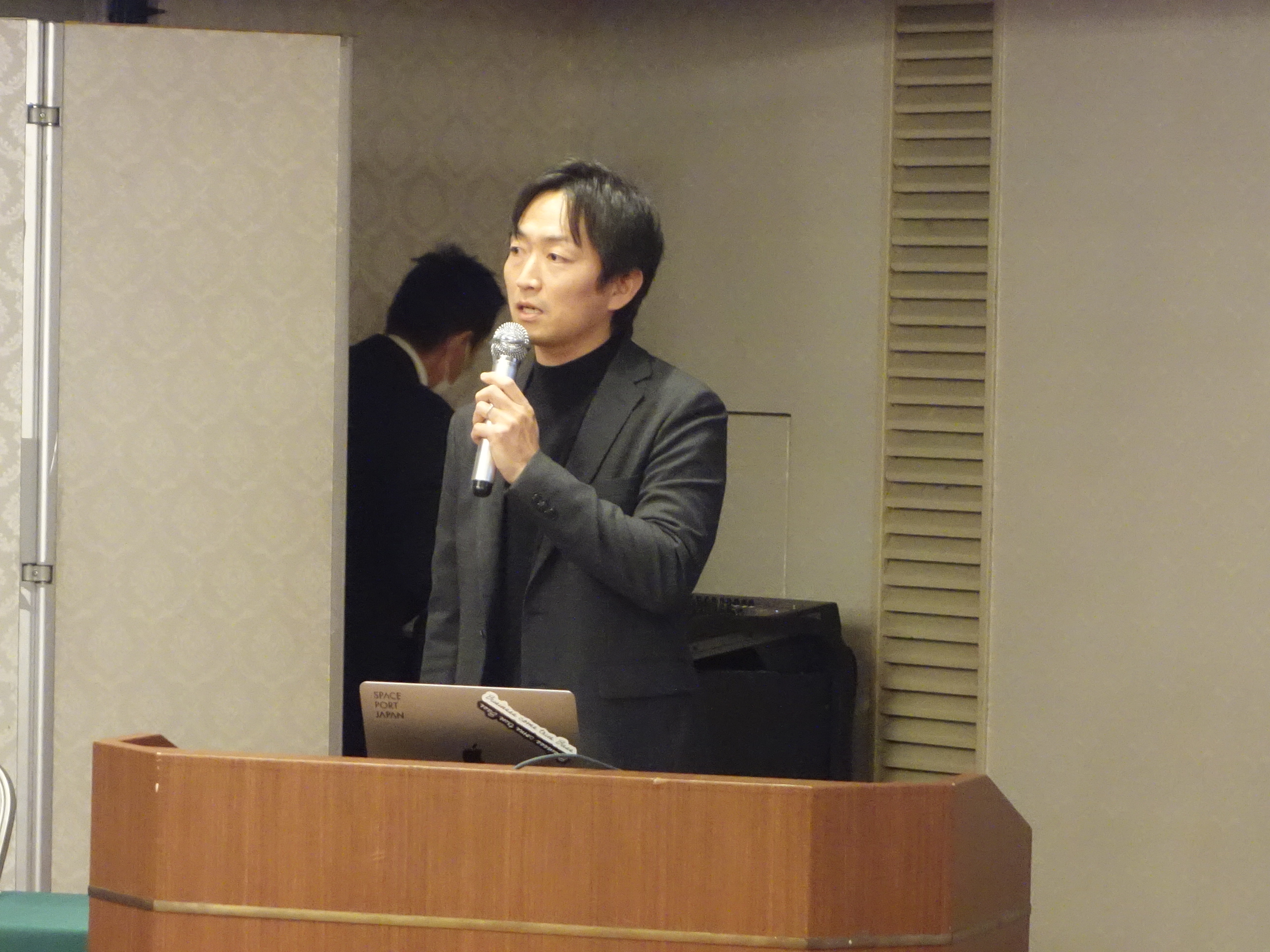 講演をする株式会社オーイーシーの坂本 将幸 氏の様子