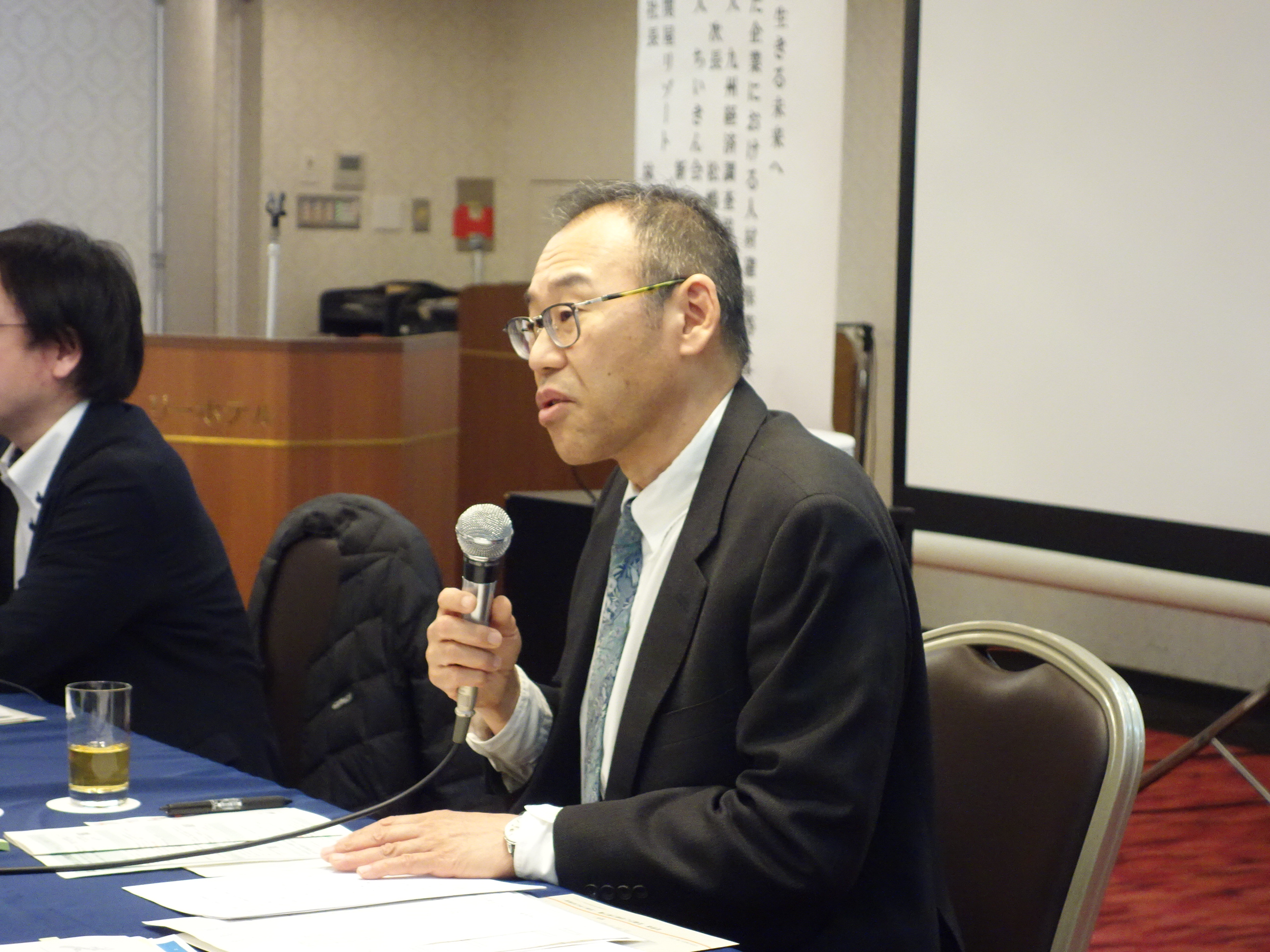 意見交換会のコーディネーターを務めた冨田 一弘氏が話す様子