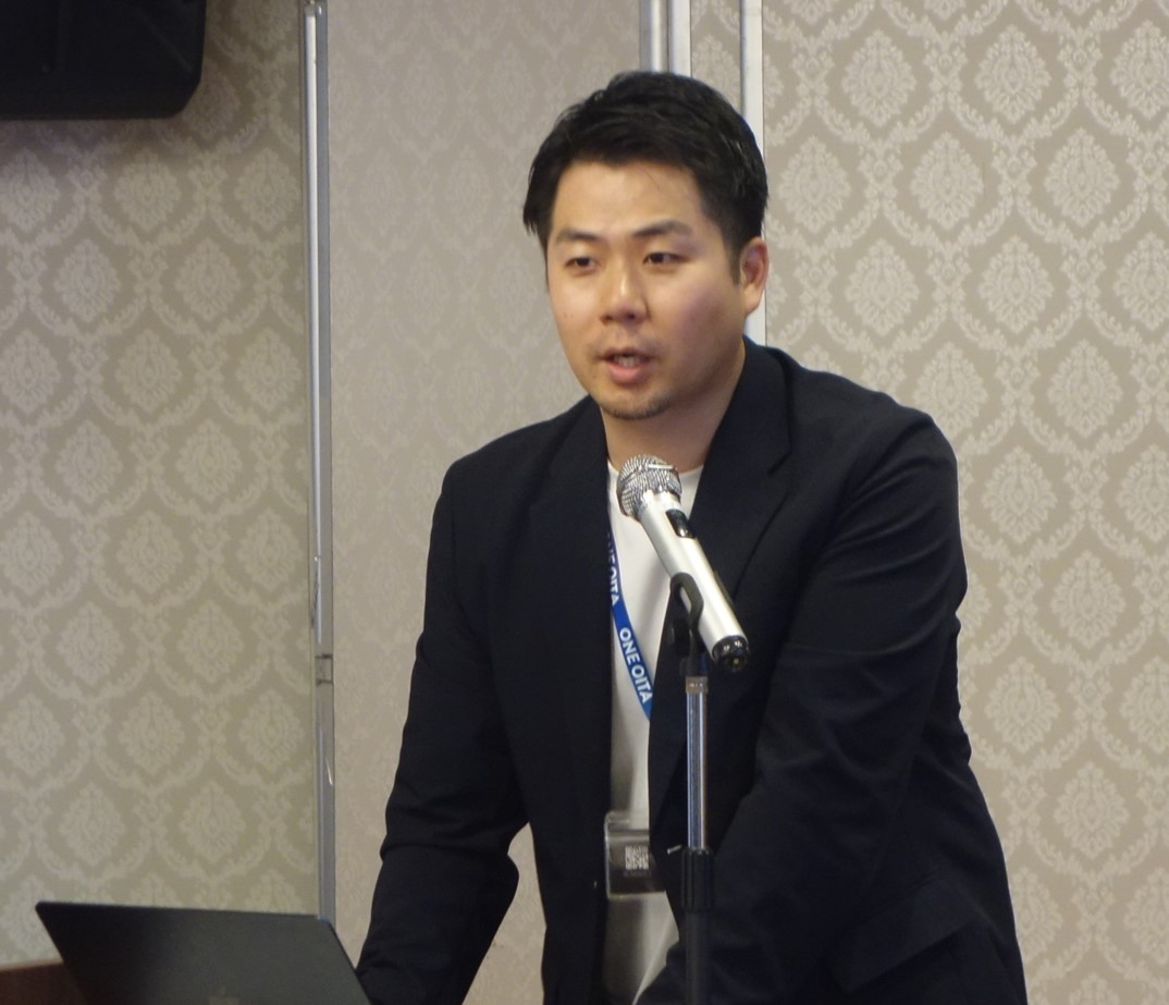 写真（イジゲングループ株式会社 冨部氏の講演の様子）