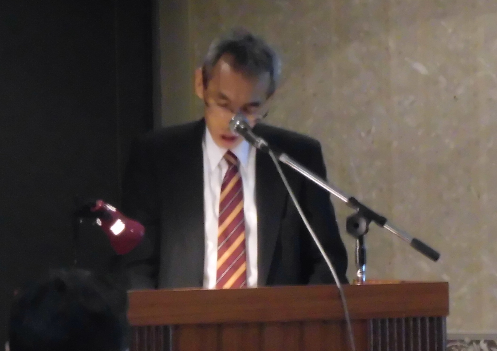 モデレーターを務めた大津局長が話している様子