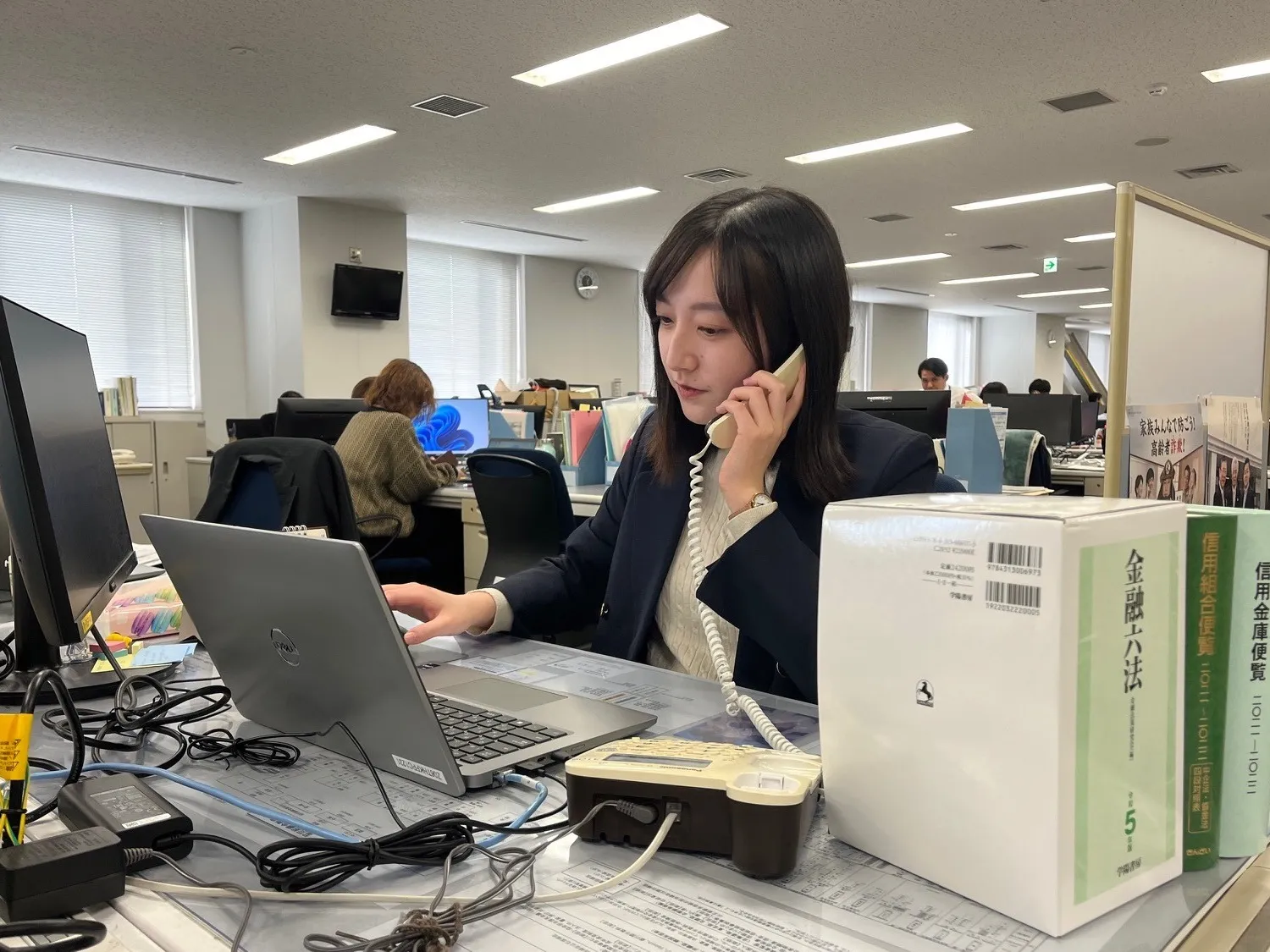 電話対応中の様子