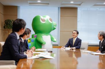 池田知事へ説明している写真