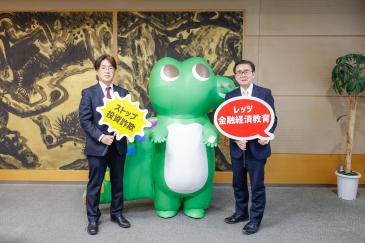 池田知事、中村局長、ワニー参事官の集合写真