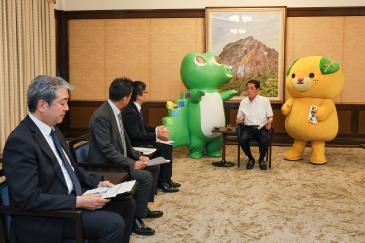 [中村知事へ説明している写真]