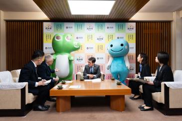 浜田知事へ説明している写真