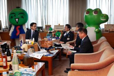後藤田知事へ説明している様子の写真