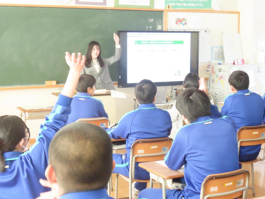 東北財務局職員による講義と生徒たちがそれを聞く様子