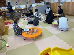 秋田財務事務所の職員の講座を参加者が座って聞いている様子