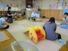 秋田財務事務所職員が能代市で子育てにかかるお金のはなしをしている様子