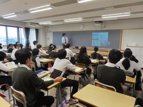 職員がオンラインで学生に講義している様子