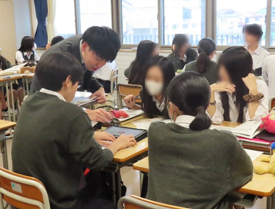 グループワークに取り組む学生と助言するアドバイザーの様子