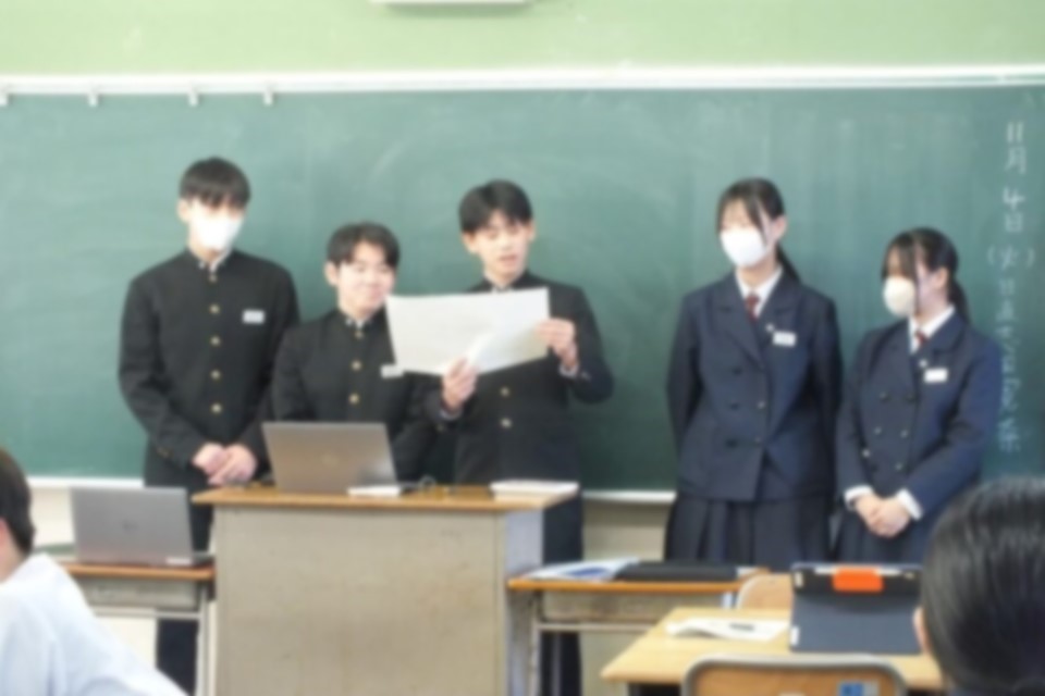 生徒が話し合った予算案を発表する様子