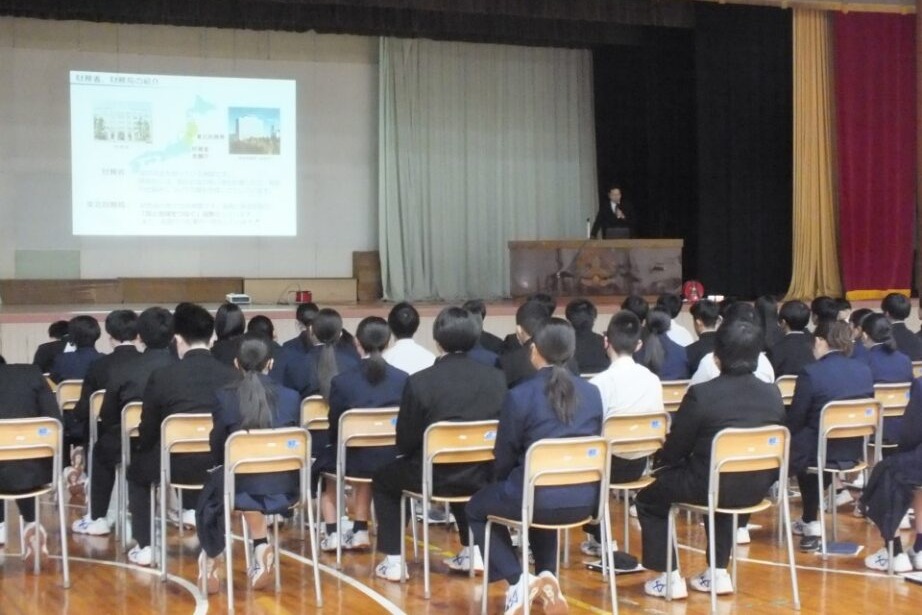 東北財務局職員による講義を生徒たちが聞いている様子