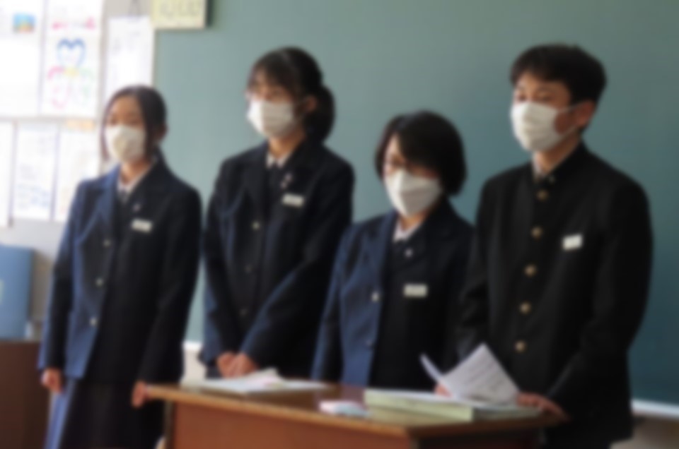 生徒が話し合った予算案を発表する様子