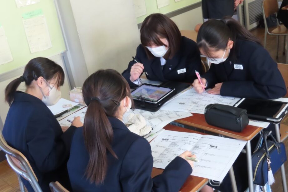 生徒がグループになって予算案を話し合う様子