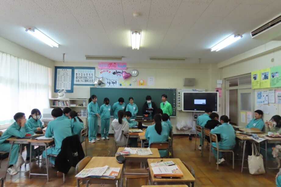 生徒による発表とそれを全員で聞く様子